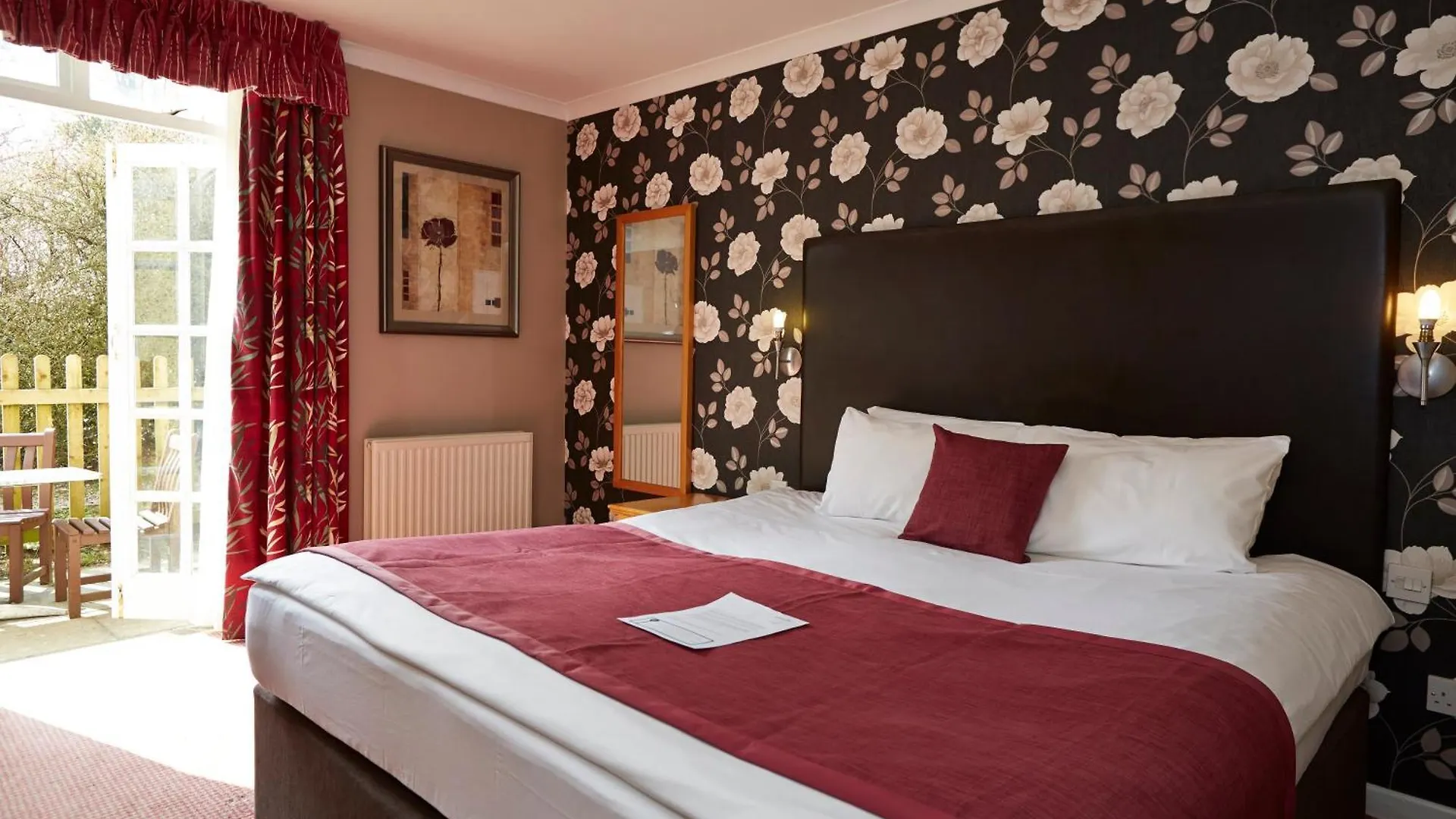 ***  Royal George Hotel By Greene King Inns Бирдлип Великобритания