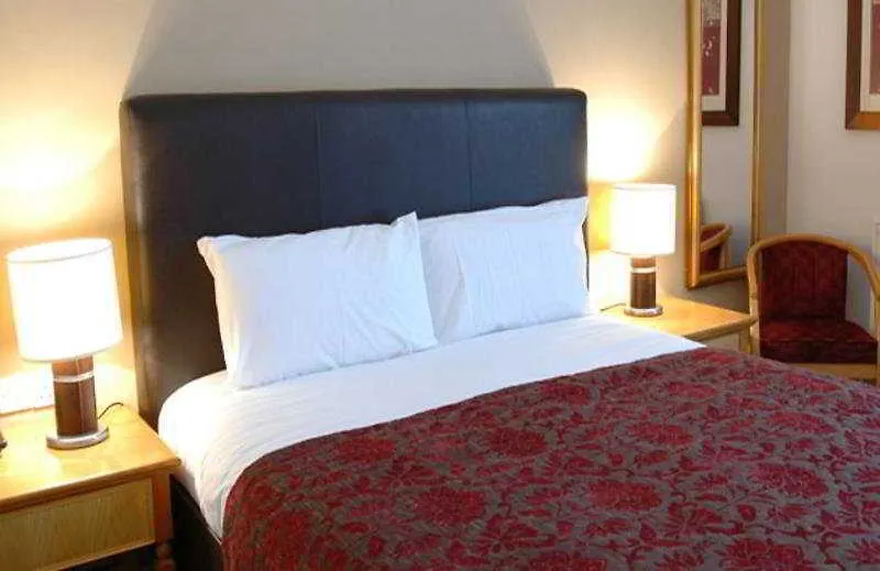 ***  Royal George Hotel By Greene King Inns Бирдлип Великобритания